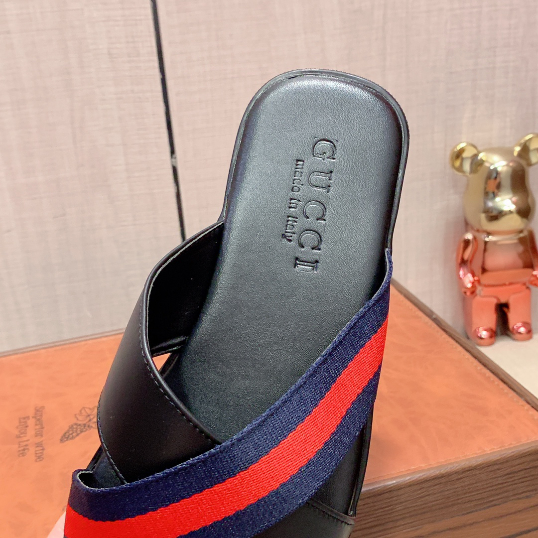 g*u*i sandals