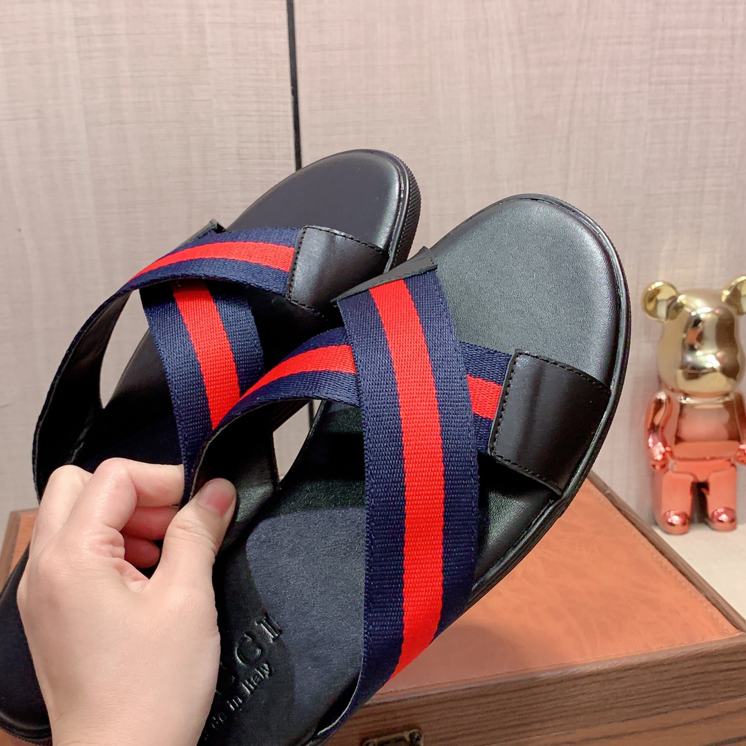 G*u*i sandals