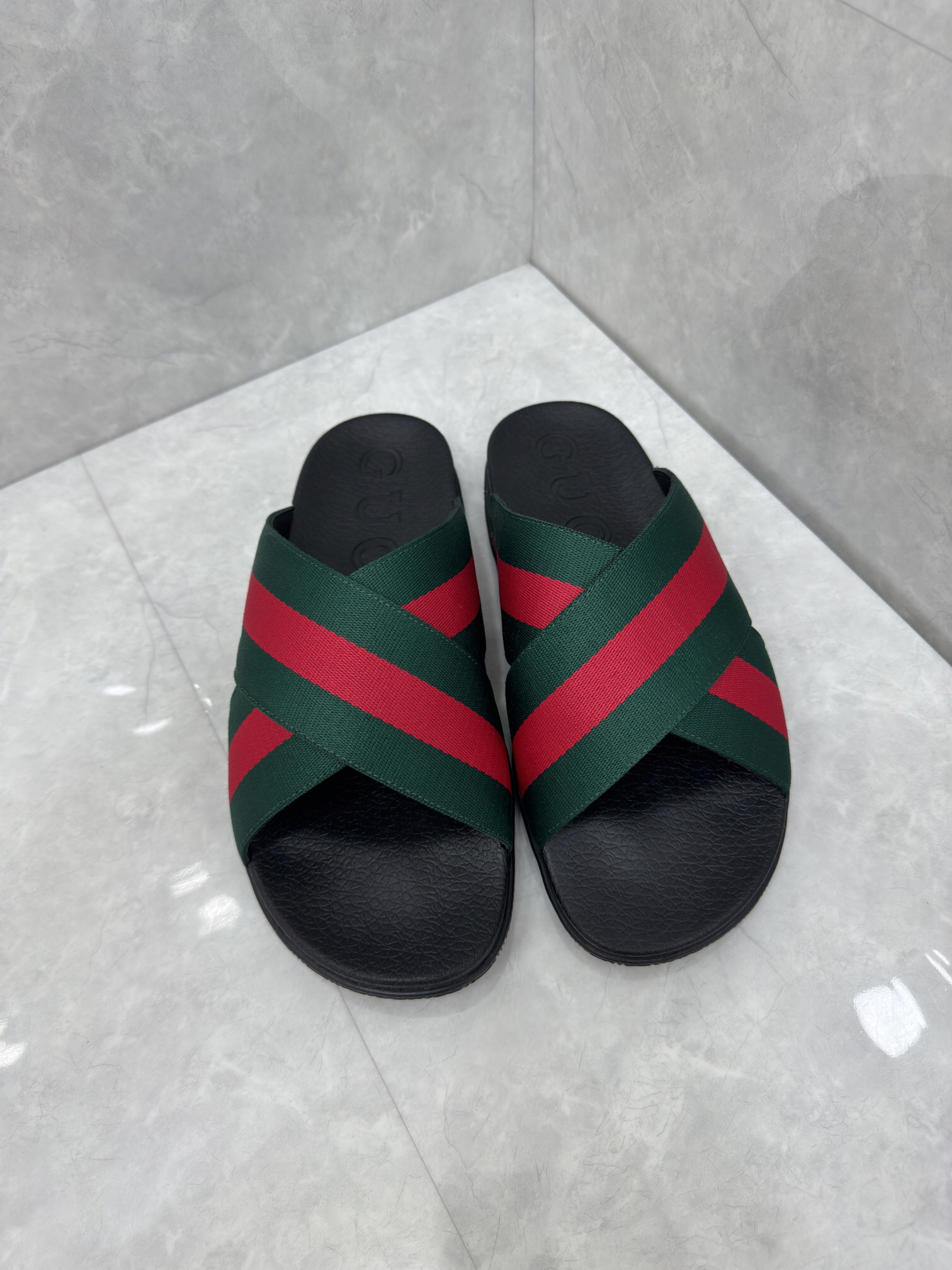 g*u*i sandals